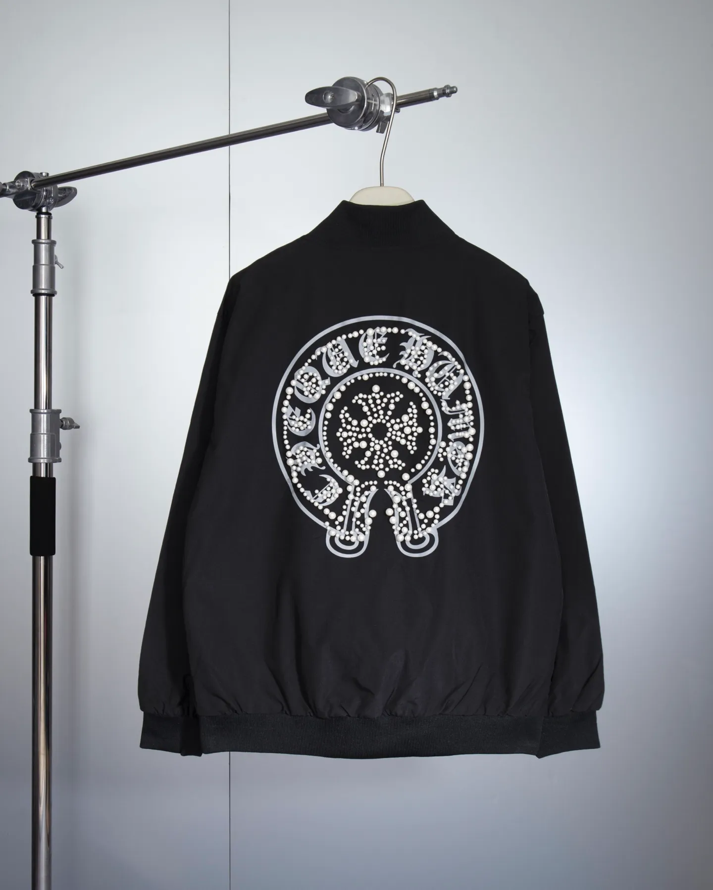 P310 Chrome Hearts / Chrome Hearts Beaded Baseball Jacket - Genuine pattern, 1:1 comparison of every detail! The upper body style is suitable for celebrities and Internet celebrities, and the style is loose and not flattering on the figure! - All accessories are made from molds. There are four cross rivets on the whole dress. The two cross rivets on the sleeves are definitely the biggest highlight this year! - The same style for men and women, no matter the body shape, the upper body is handsome! Color: Black Size: S-XL